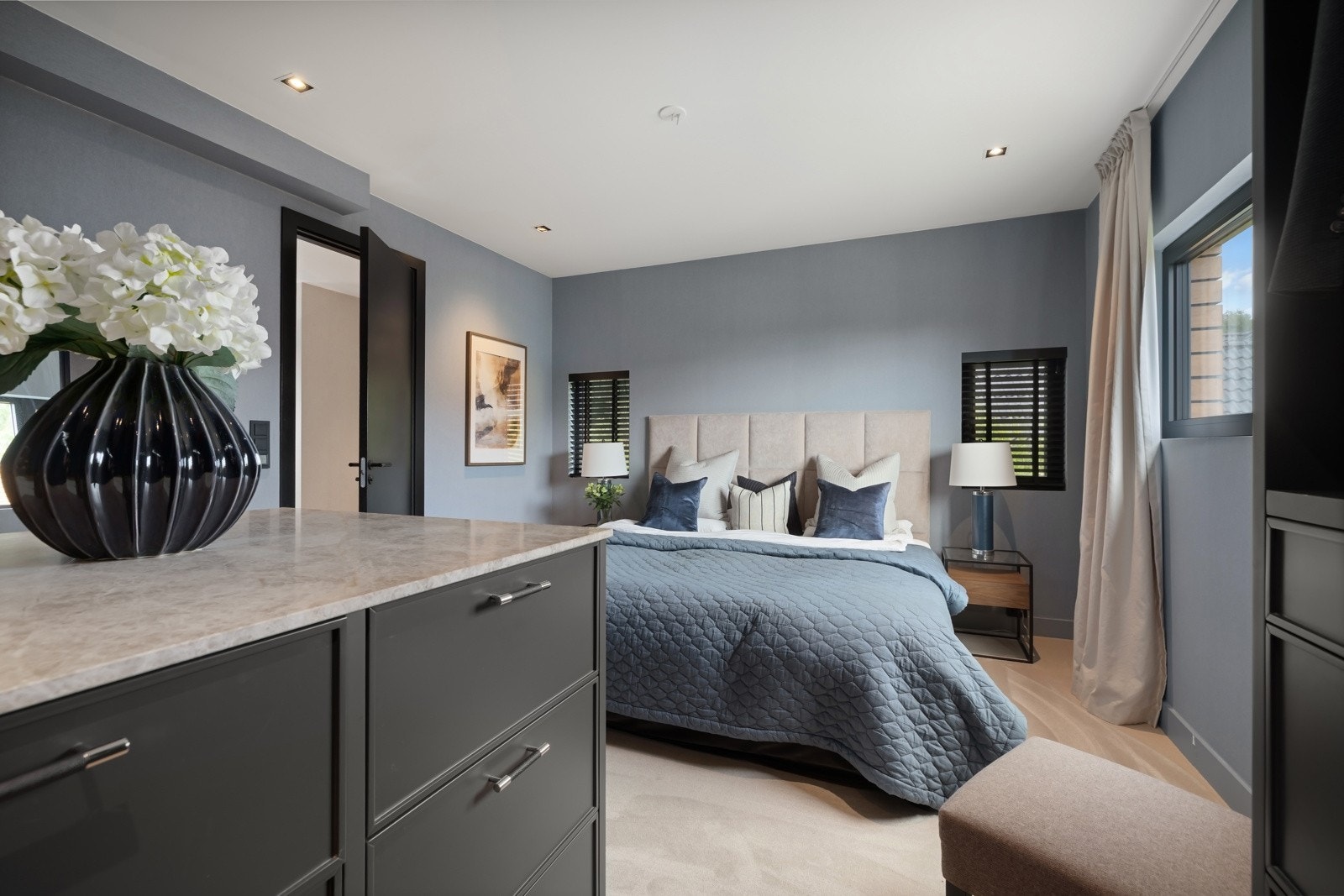 Hovedsoverommet har ensuite løsning til hovedbadet i leiligheten. Galleribilde