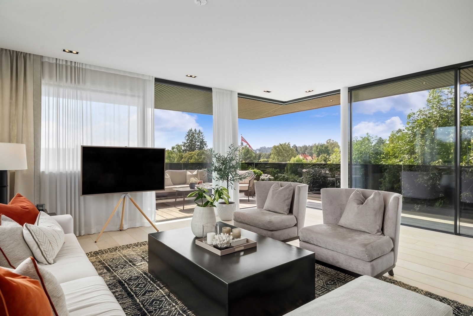 Utgang fra stuen til stor utsikts terrasse. Galleribilde