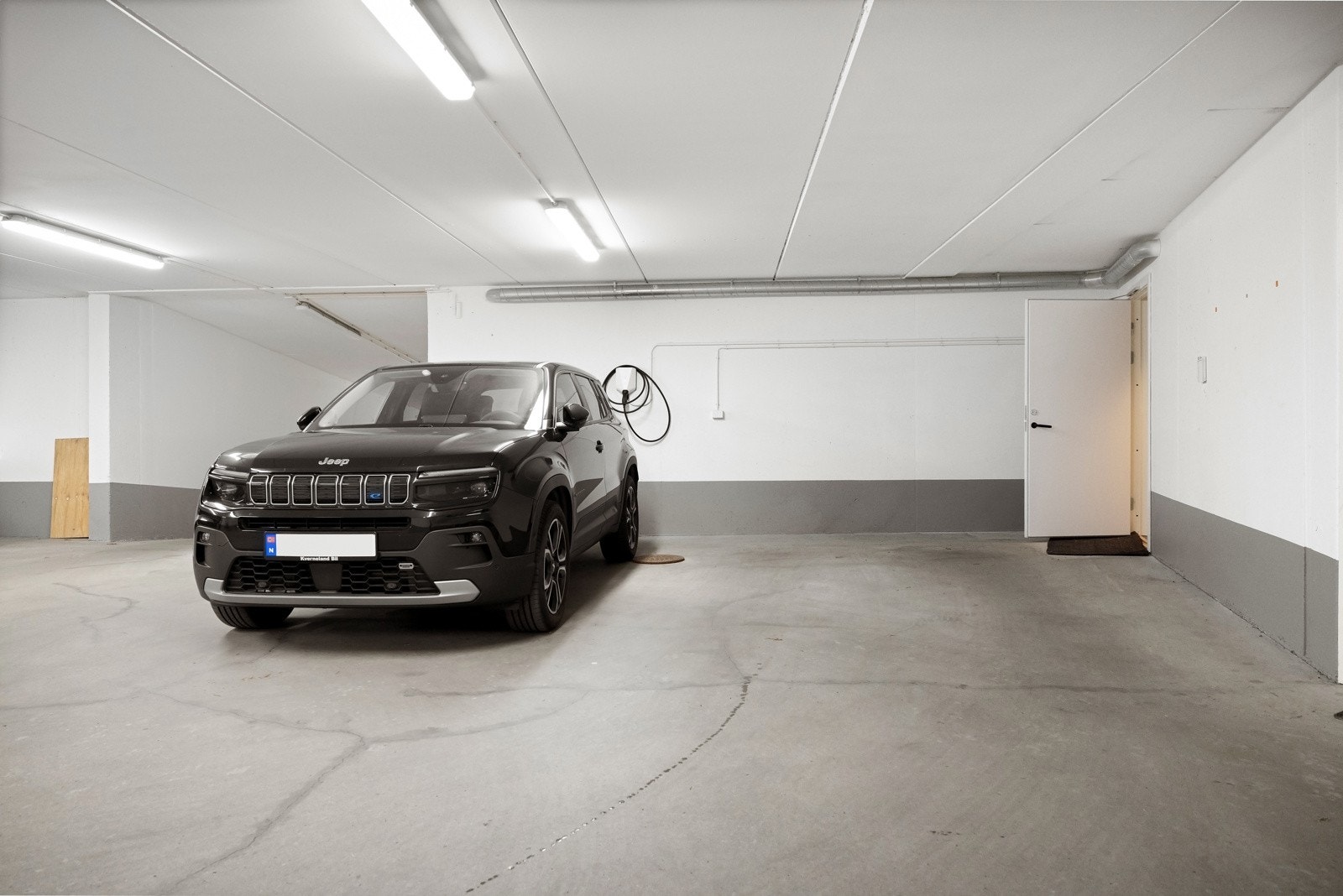 Leiligheten disponerer to garasjeplasserpå ca 16,5 kvm hver med én elbillader. Galleribilde