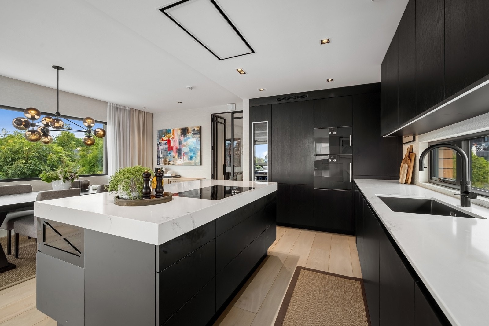 Kjøkkenet er godt utstyrt med integrert platetopp, vinskap, ovn, kombiovn, to kjøleskap, fryser og oppvaskmaskin. Oppvaskkum i kompositt med quooker, komfyrvakt og waterguard. Ventilator er tilkoblet friluft. Galleribilde