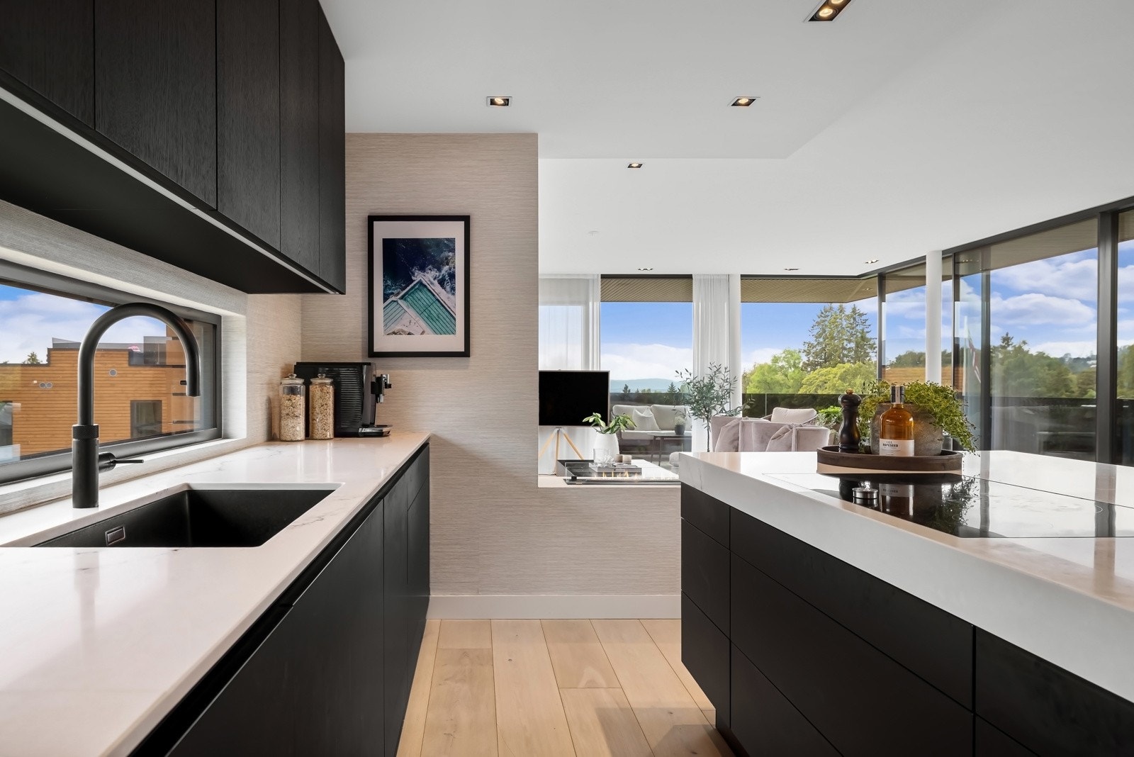 Kjøkkenet har god arbeidsplass og rikelig med lagringsplass Galleribilde