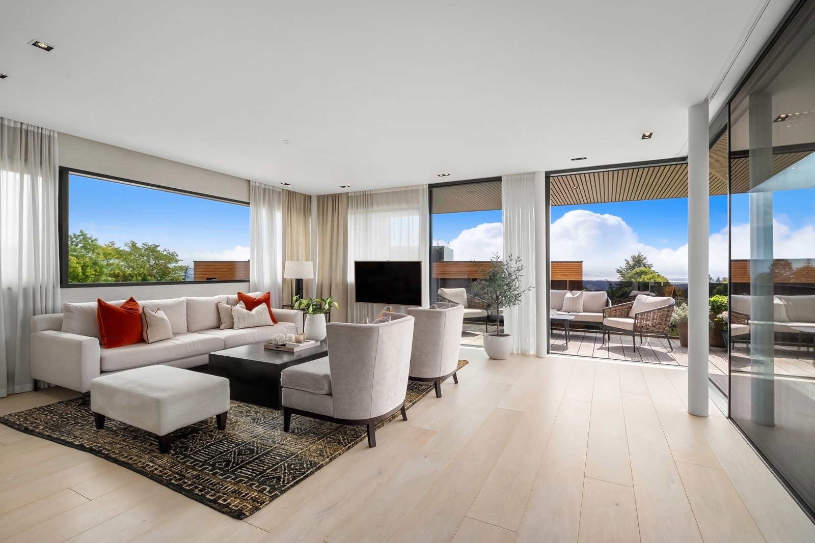 Leiligheten har tidløse og eksklusive materialvalg, i tillegg til skreddersydde løsninger og topp moderne tekniske installasjoner. Galleribilde