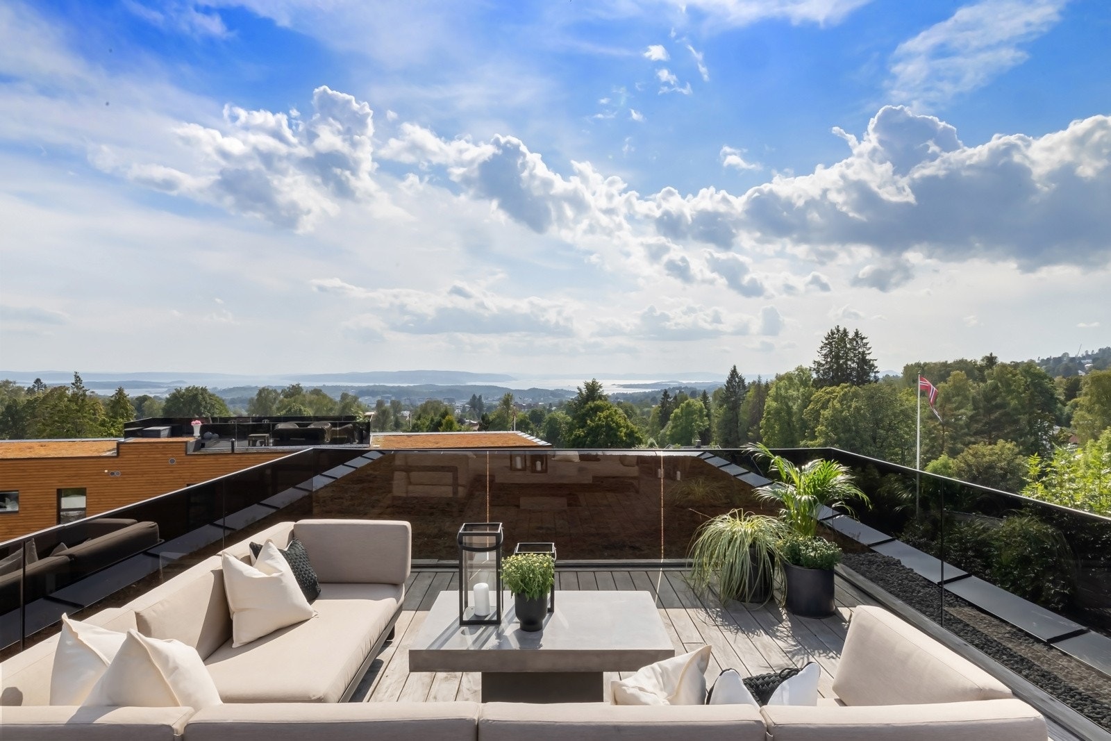 Gode innredningsmuligheter på takterrassen. Her får man virkelig glede av utsikten. Galleribilde