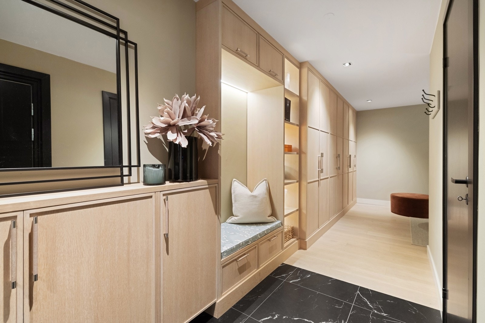 Snekkerbygde innredninger fra Brubakken Home i leilighetens u-etasje. Galleribilde