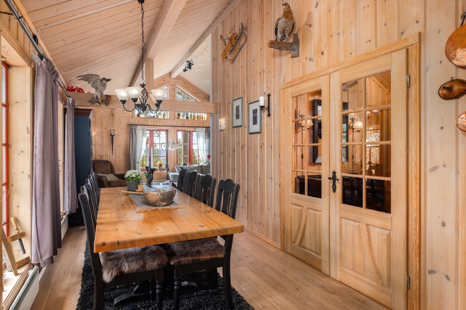 Det er en åpen stue-kjøkken løsning for sosialt samferd og for å gi bedre møbleringsmuligheter. Galleribilde