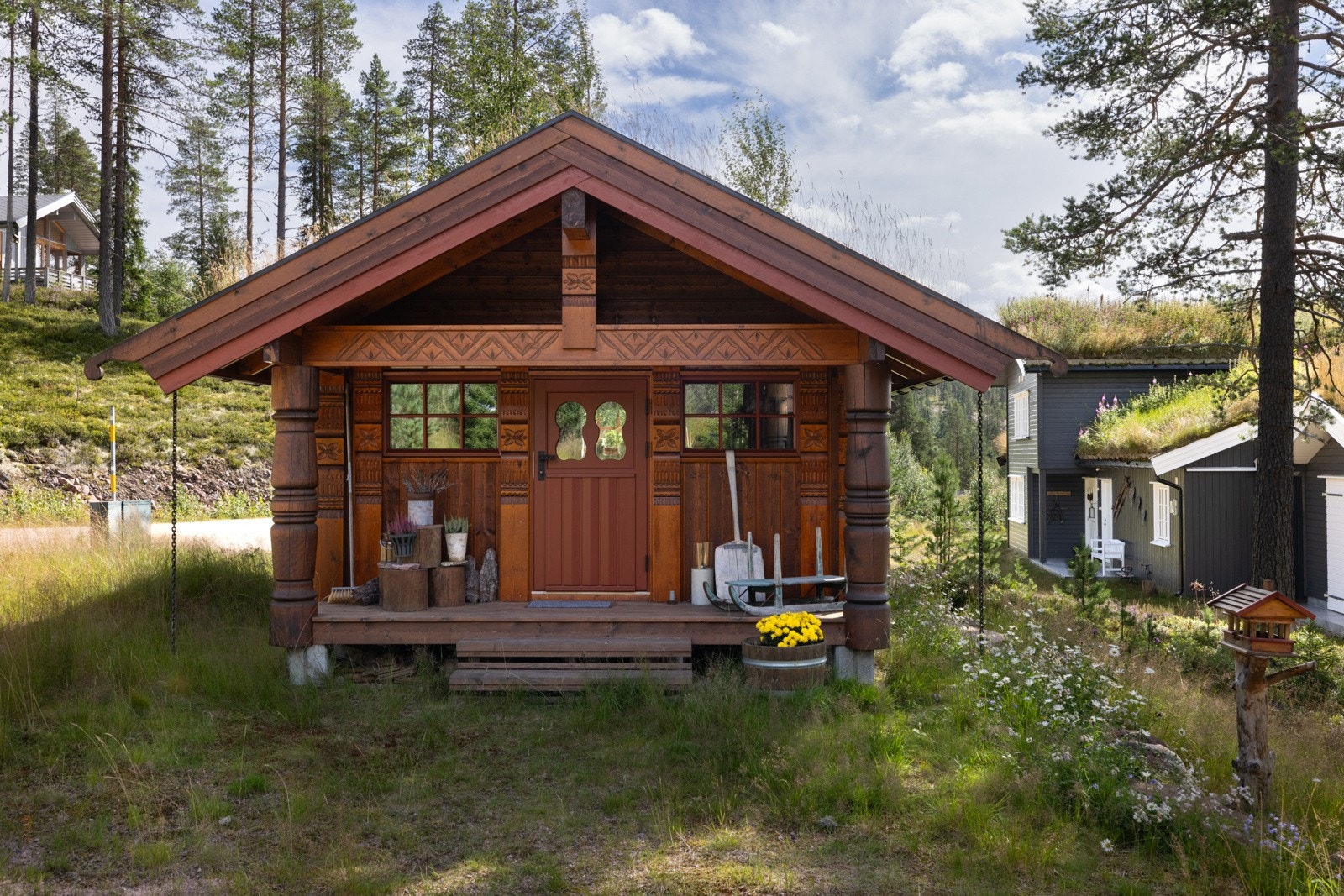Det er også et praktisk utebod/uthus for både oppbevaring og diverse bruk, som både er isolert og har innlagt strøm. Galleribilde