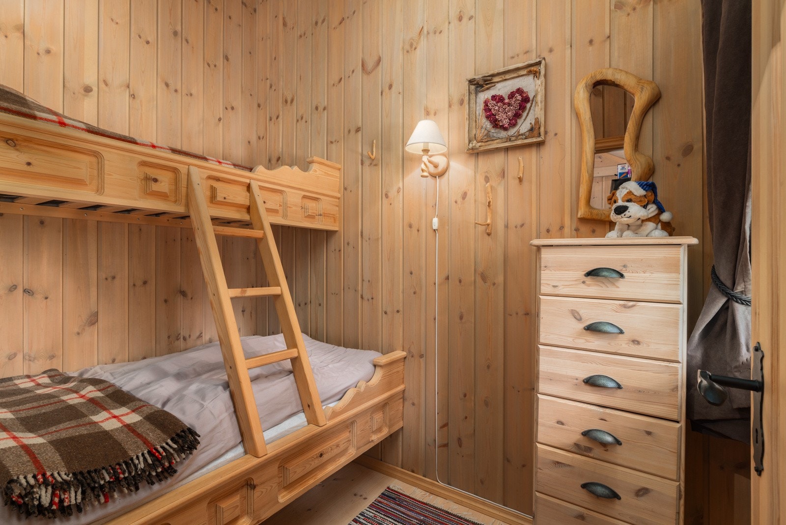 Det er totalt fire soverom i hytten, slik at hele familien kan samles til ferien. Galleribilde