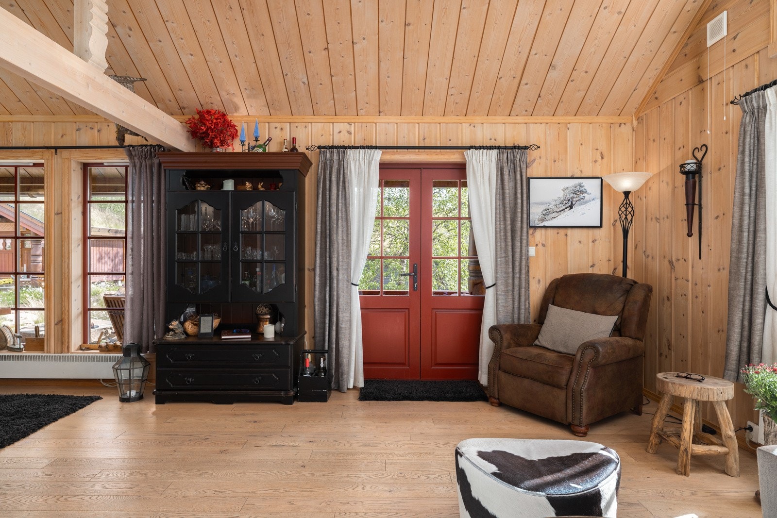 Det er også en praktisk utgang fra stue til en solrik og koselig uteplass. Galleribilde