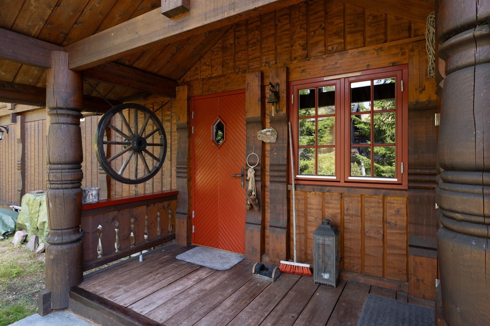 Velkommen inn via det overbygde inngangspartiet. Galleribilde