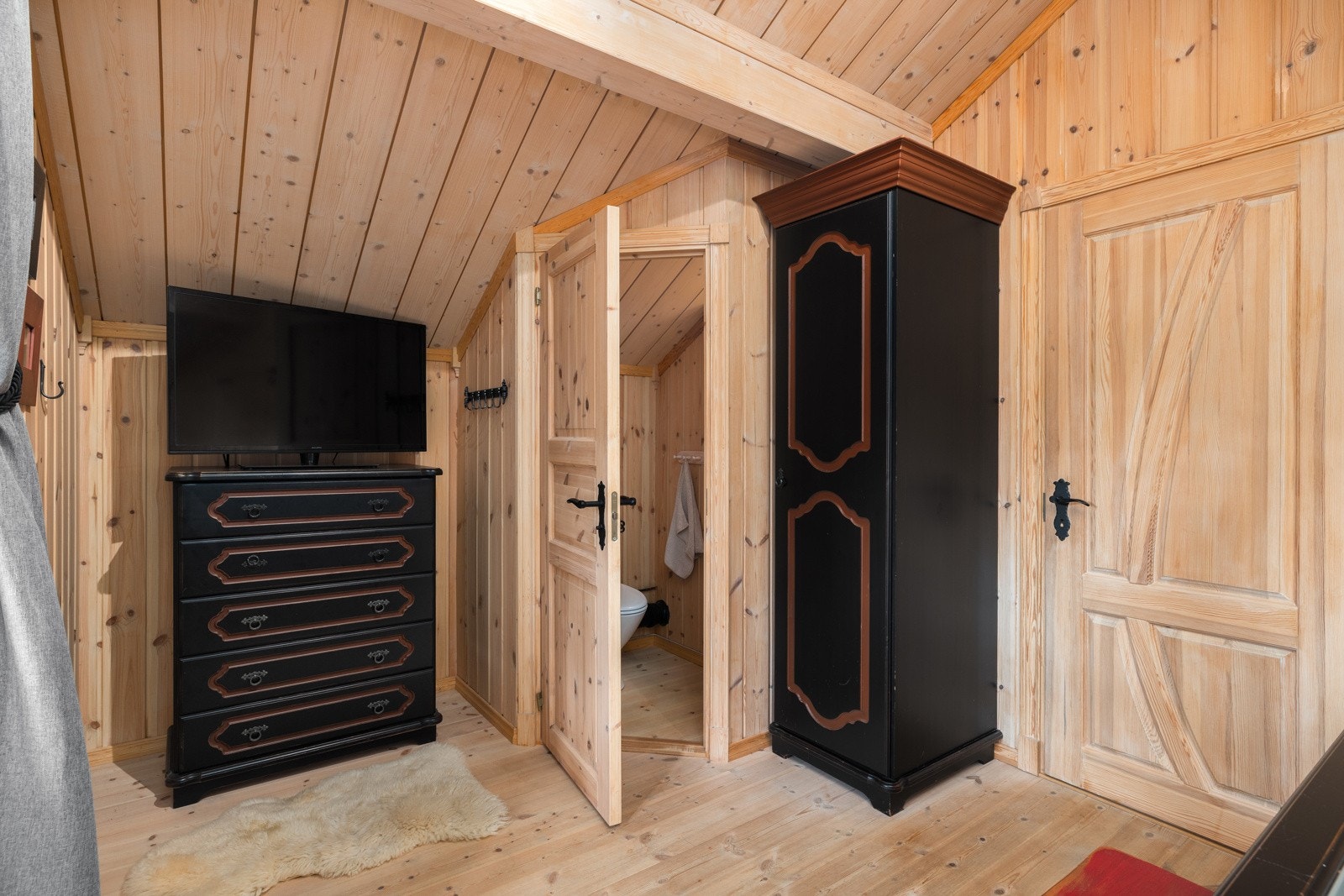 Det er også et praktisk toalettrom for privat/eget bruk. Galleribilde