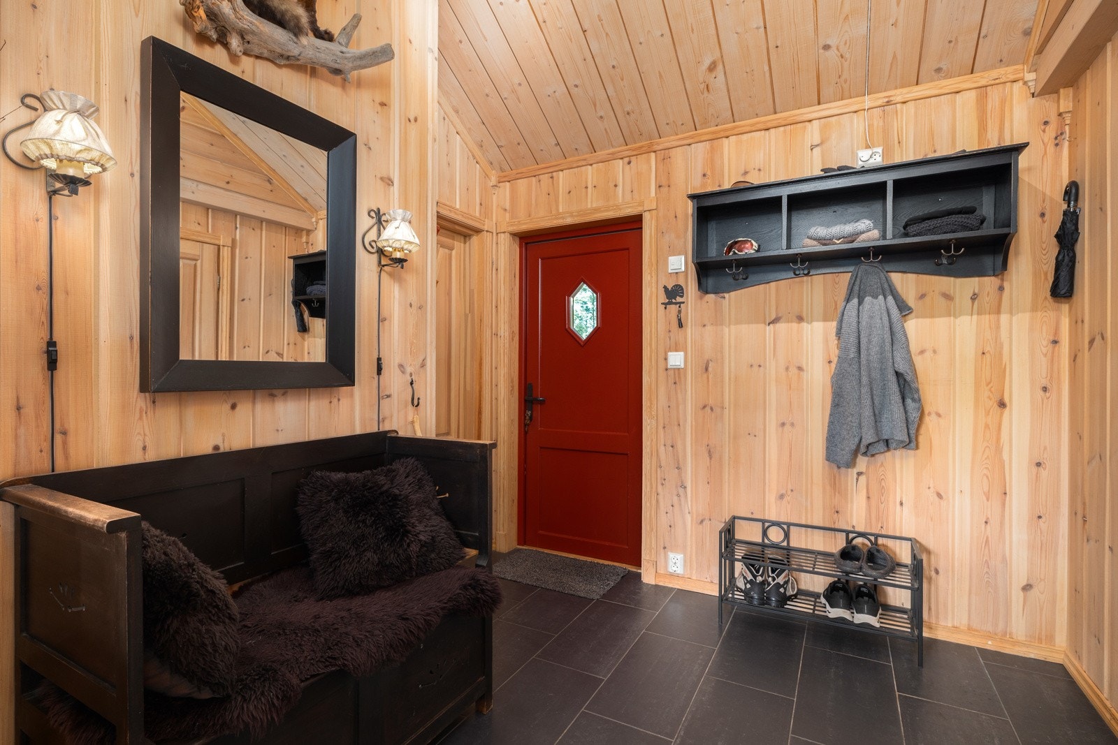 I entré er det rom for både ytterklede og sko, her er det behagelig varme i gulvet for de kaldeste dagene. Galleribilde