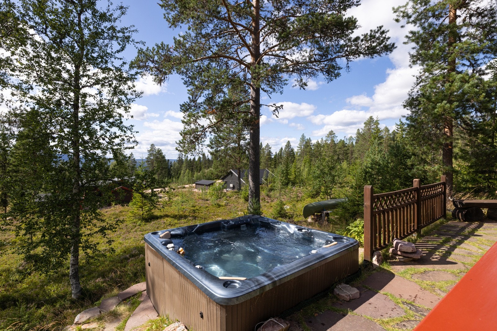 Om vinteren er det fantastisk å sitte i jacuzzien, hvor man kan nyte sesong og utsikt. Galleribilde