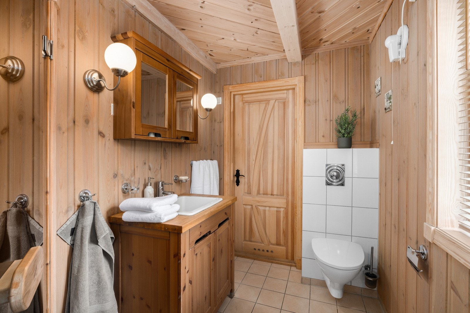 Det er vegghengt toalett, servant og speilskap, noe av de flotte fasilitetene man savner på hytten. Galleribilde