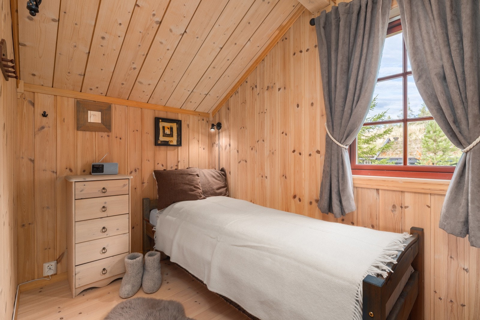 Det er tre soverom i loftsetasjen, og et soverom nede. Galleribilde