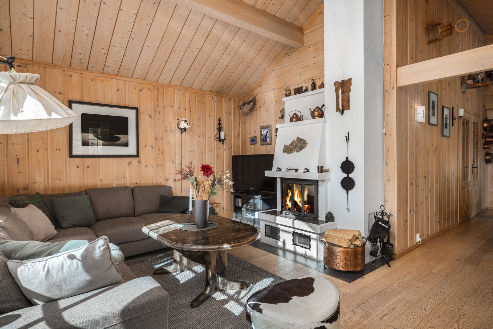 Etter en lang dag i løypene kan man nyte hyggelige stunder foran peisen med en god bok eller film. Galleribilde