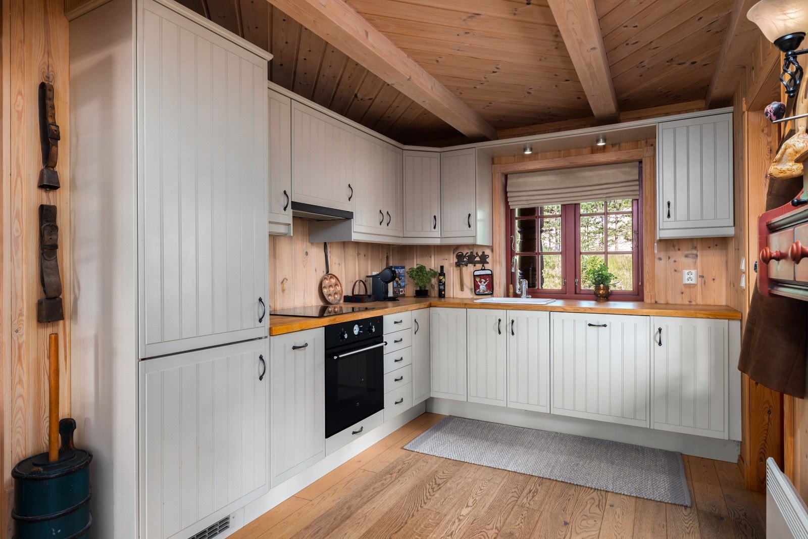 Det lekre kjøkkenet har profilerte fronter med alle hvitevarer integrert. Galleribilde