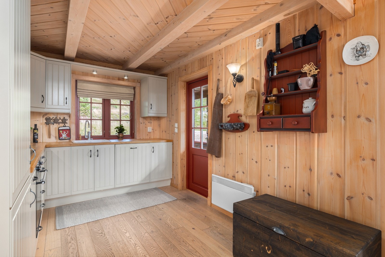 Det er enkel tilkomst for å bære inn matvarer og diverse via en egen inngang fra gårdsplass til kjøkkenet. Galleribilde