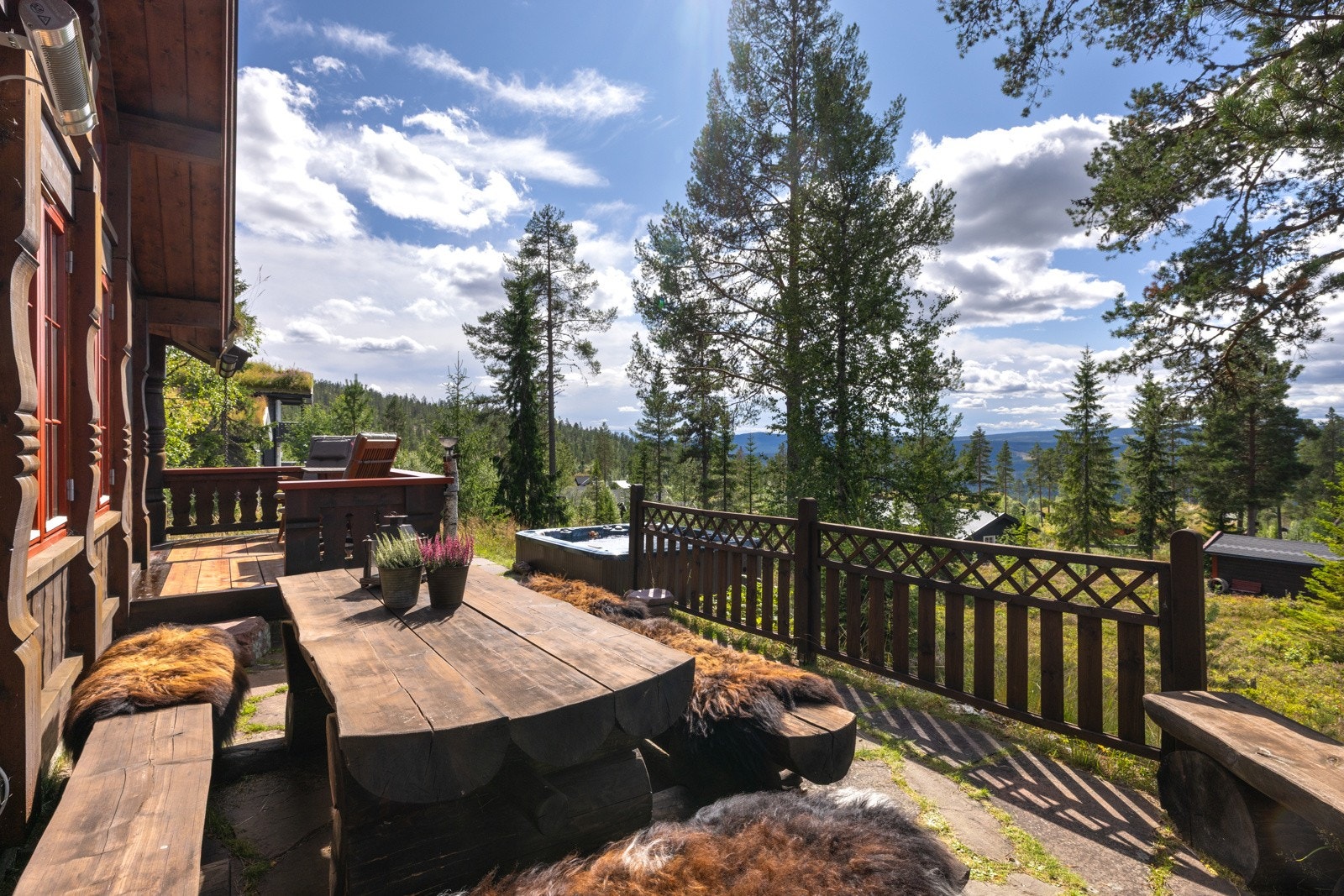 Her har man både utsikt og gode solforhold for hygge. Galleribilde