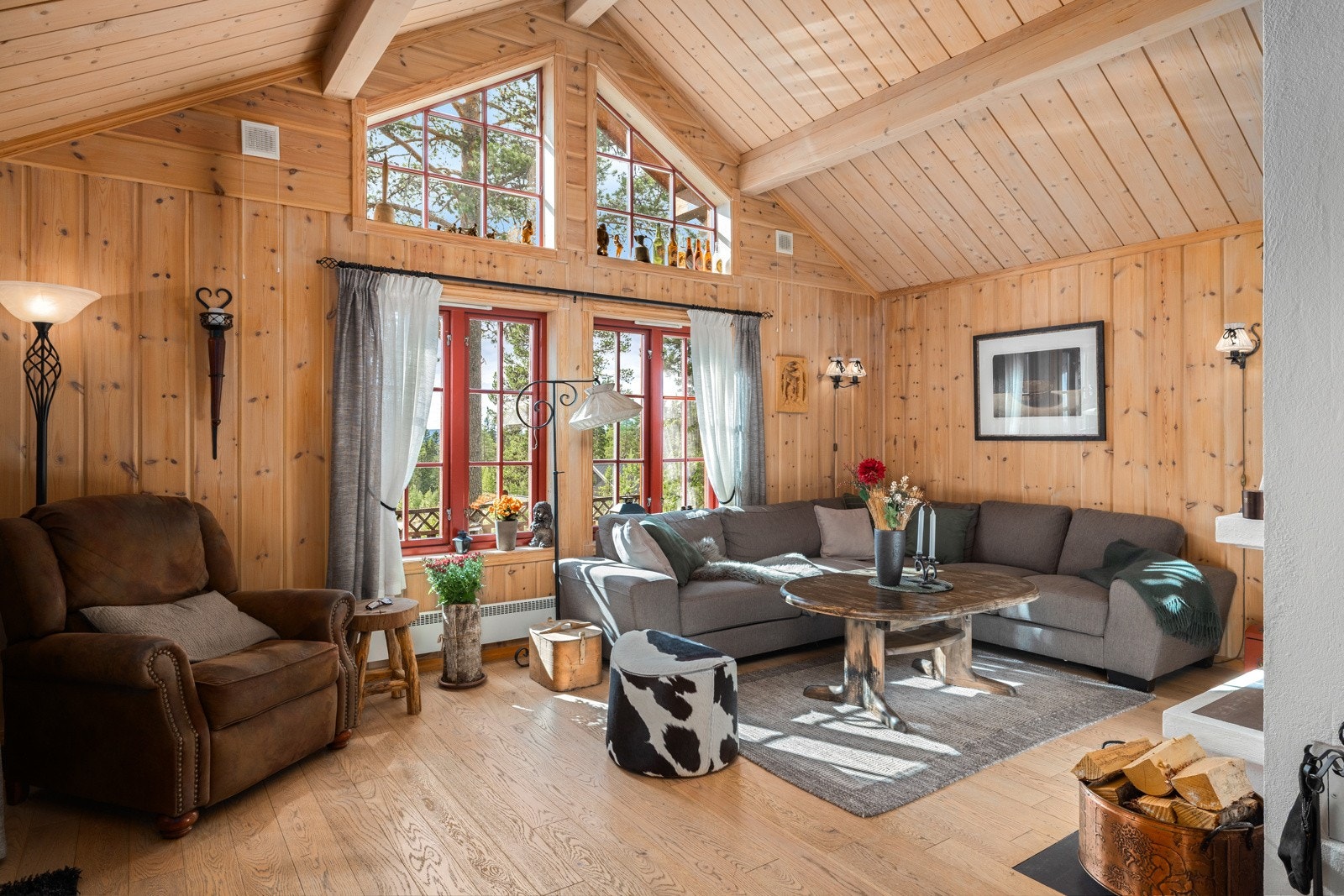 Den lyse og åpne stuen har gode møbleringsmuligheter. Galleribilde