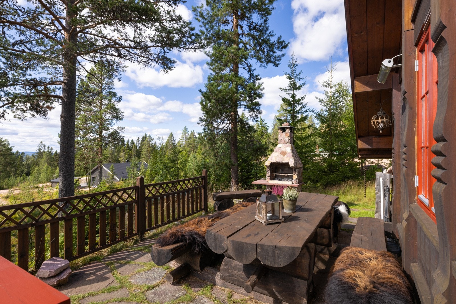 Det er rom for en større gruppe mennesker hvor man kan grille pølser i solsteken... Galleribilde