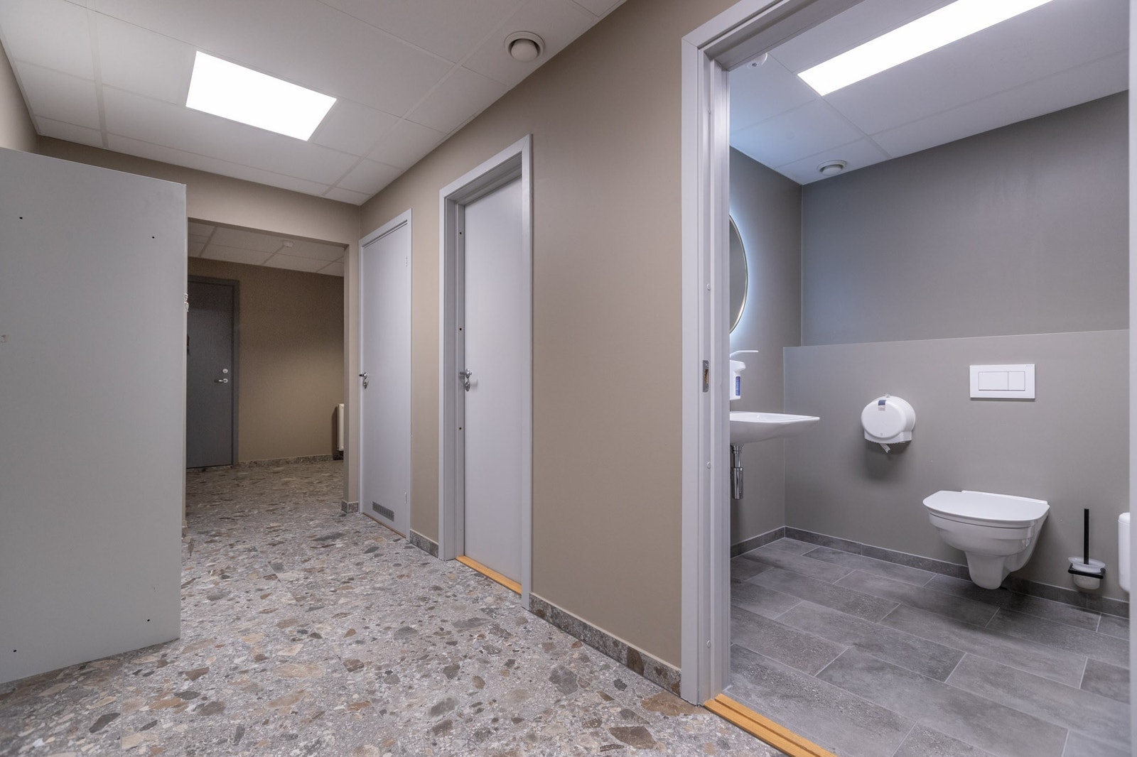 Oppgraderte toaletter i etasjen Galleribilde