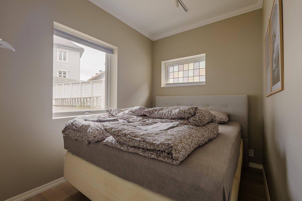 Lyse soverom vendt mot rolig bakgård Galleribilde