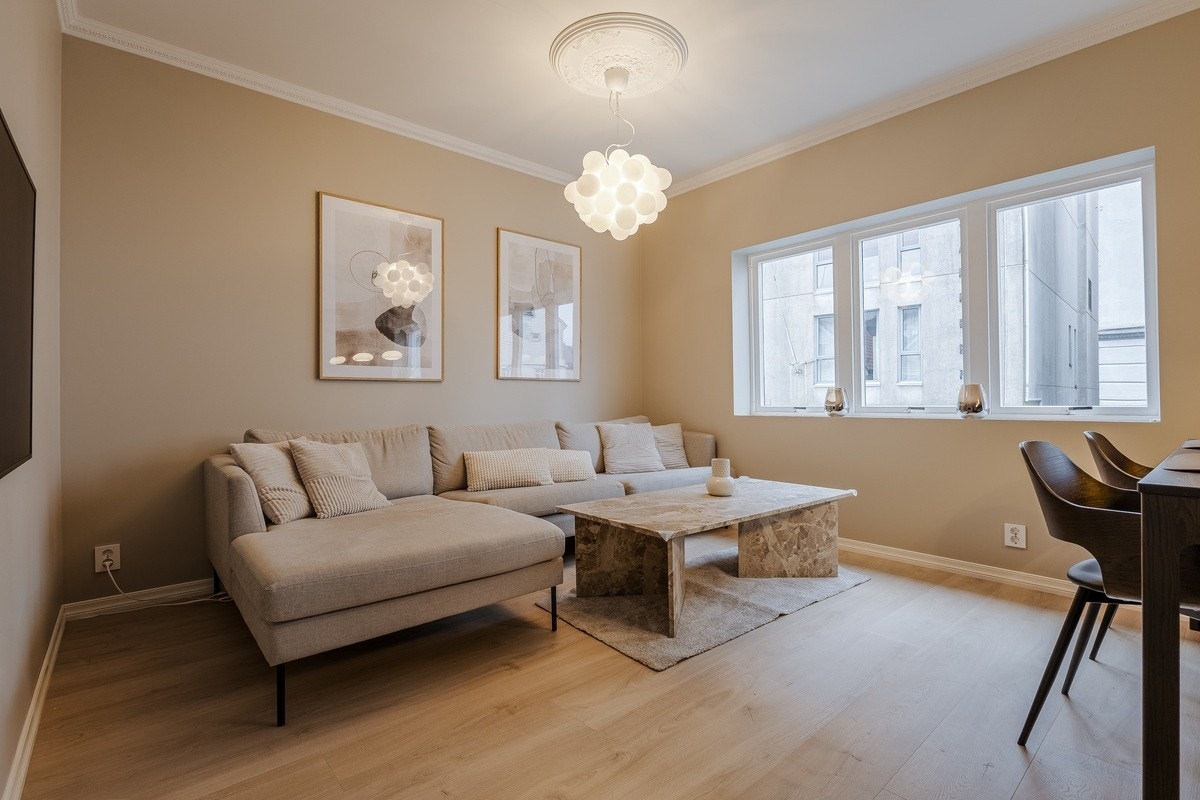 Romslig stue med Frame 55" Galleribilde