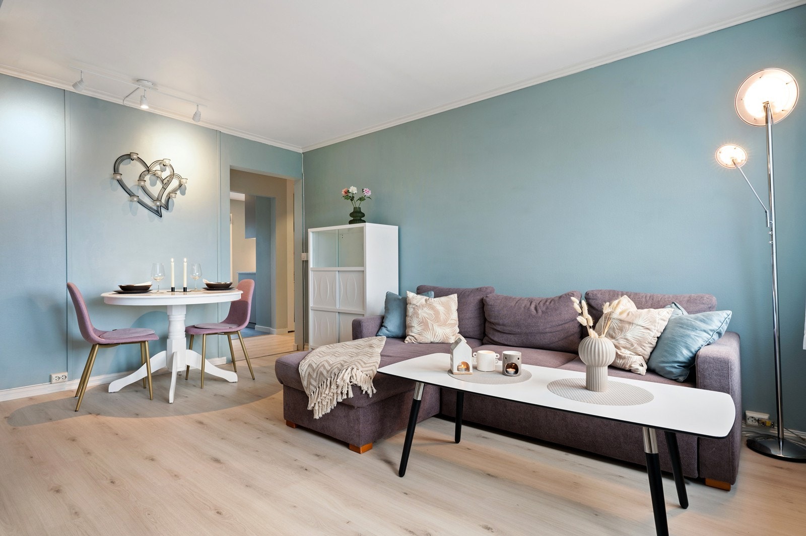 Her er det god plass til å ha både sofagruppe og spisebord. Galleribilde