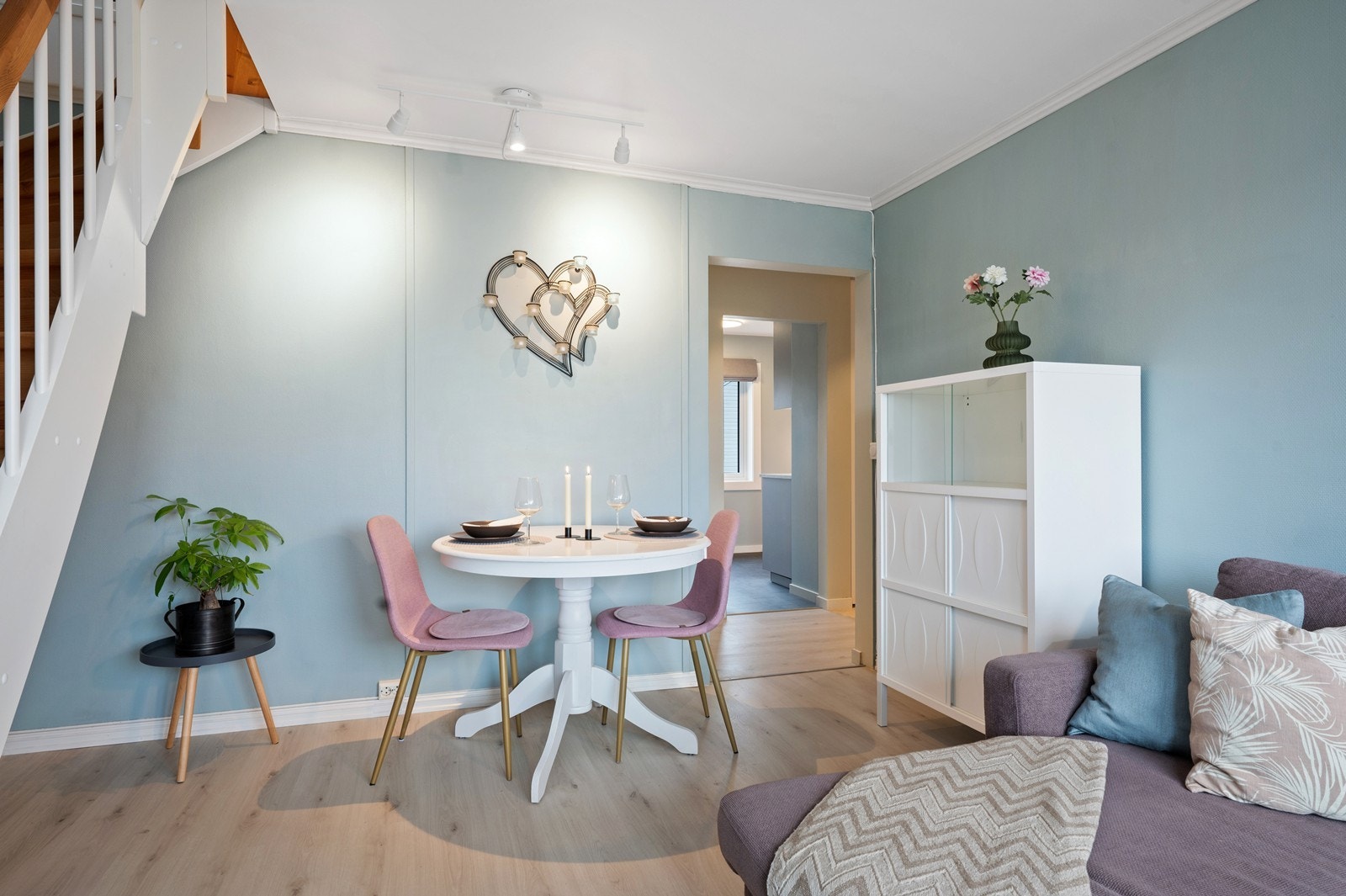 Lun spiseplass i tilknytning til stuen. Galleribilde