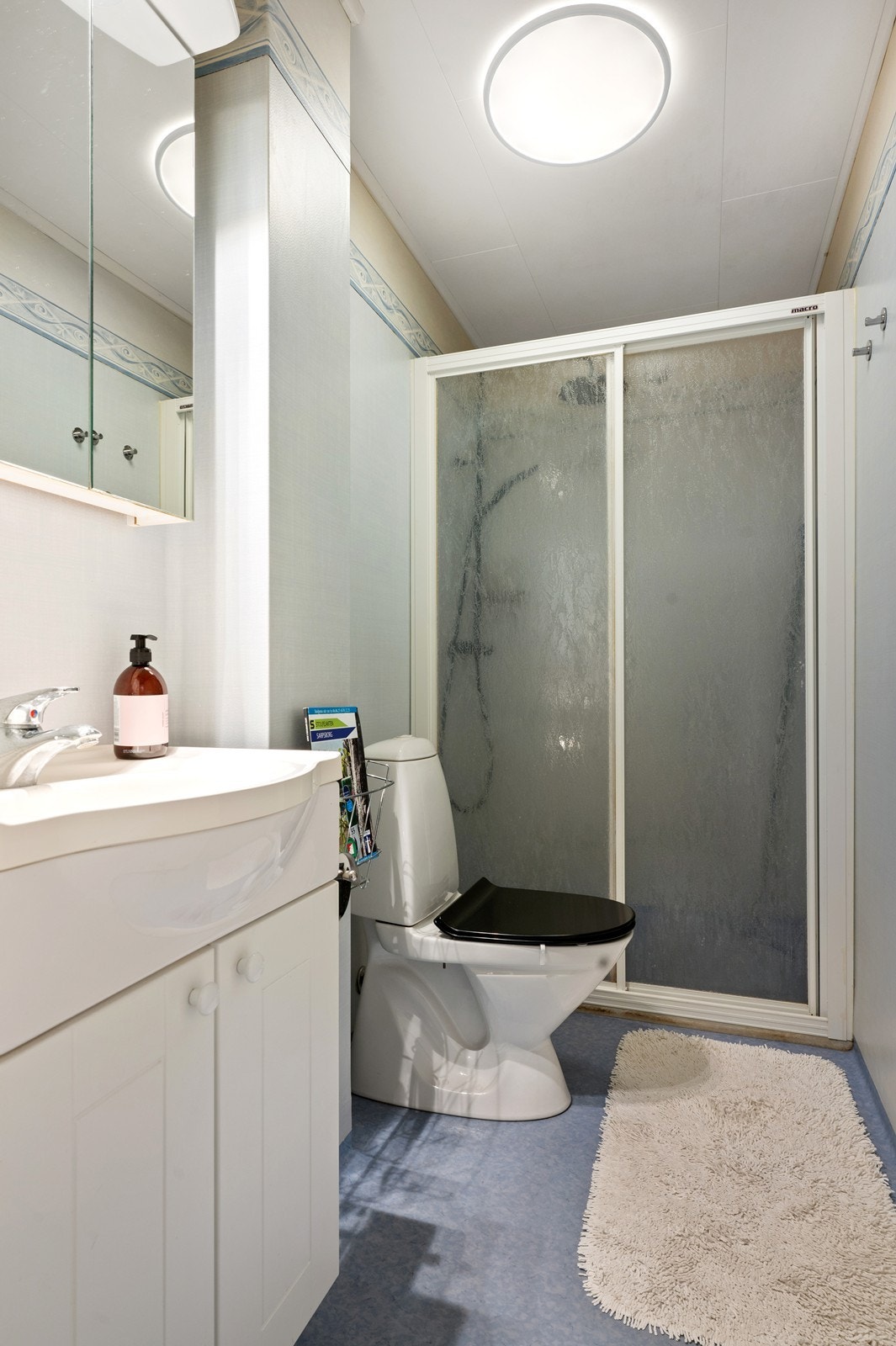 Baderom med vinylbelegg på gulvet og våtromstapet/belegg på vegger. Innredning med servant, toalett og dusjhjørne. Elektriske varmekabler gir god komfort, og elektrisk styrt vifte sørger for effektiv ventilasjon. Galleribilde