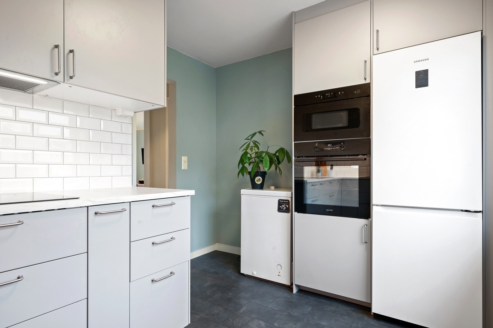 Det følger integrerte hvitevarer som oppvaskmaskin, stekeovn og platetopp. Det er ekstra plass til å ha egen fryser. Galleribilde