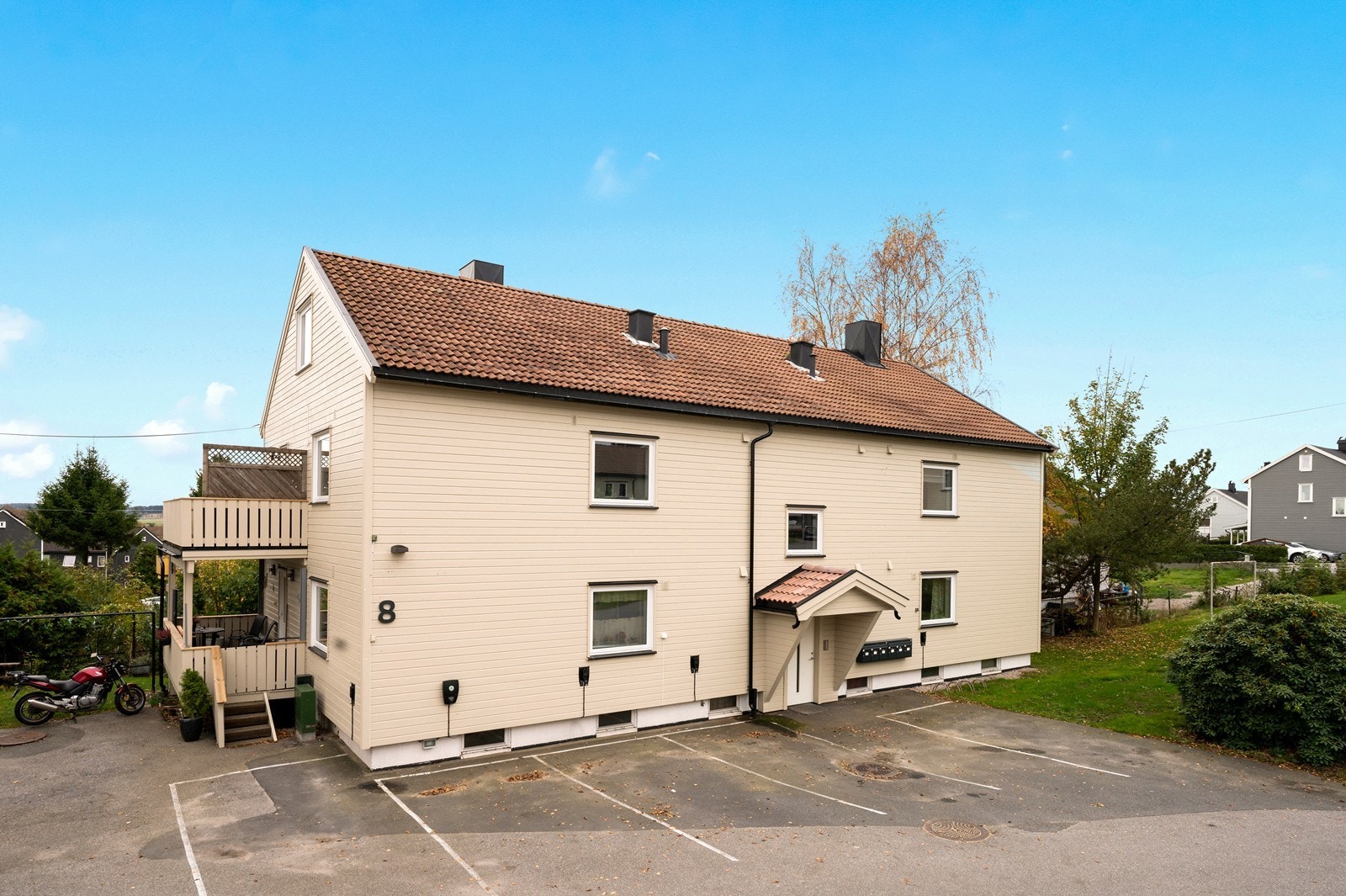 Det er tilhørende biloppstillingsplass utenfor boligen. Galleribilde