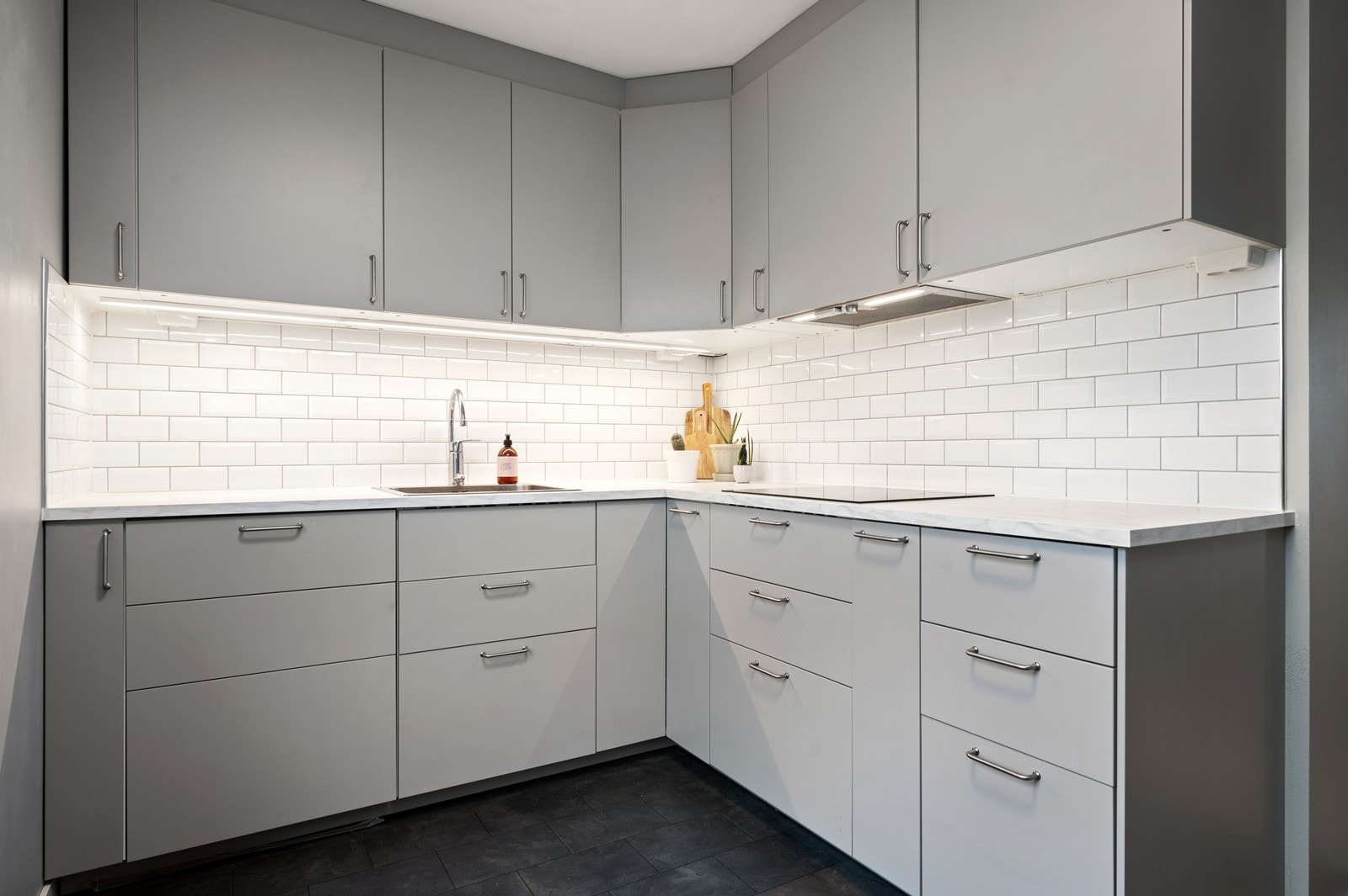 Her et det godt med skap- og benkplass. Hvite fliser på veggen mellom innredningen gir et tidløst uttrykk. Galleribilde