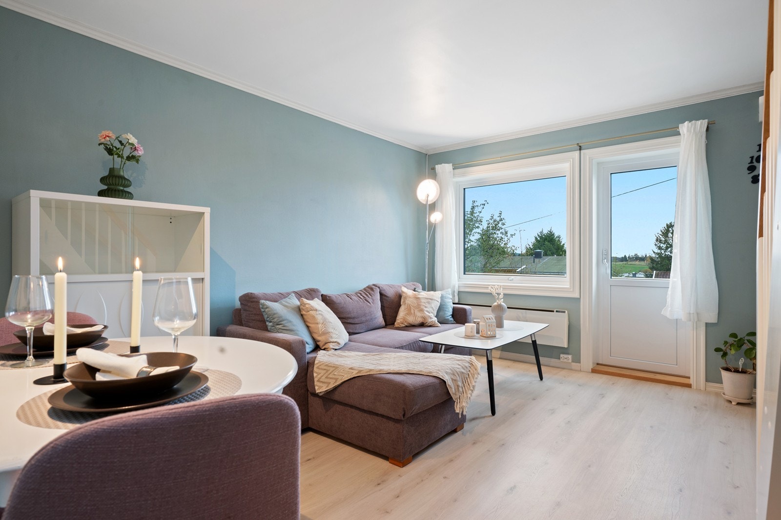 Store vindusflater som gir godt lysinnslipp. Direkte utgang til balkong gir en fin forlengelse av oppholdsrommet. Galleribilde