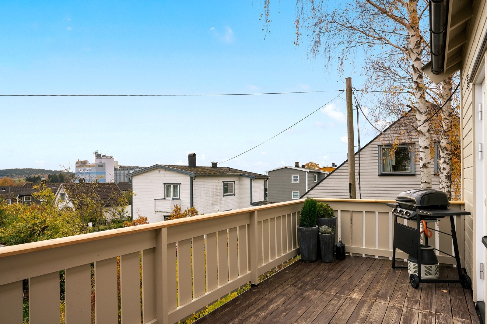 Trivelig balkong med plass til utemøbler og grill. Galleribilde