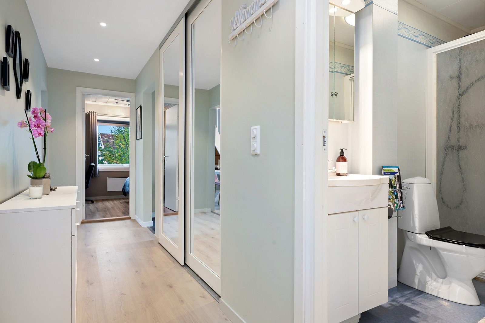 Innbydende gang som har integrert garderobeløsning med speilfronter. Downlights i taket gir et moderne preg og godt lys. Galleribilde