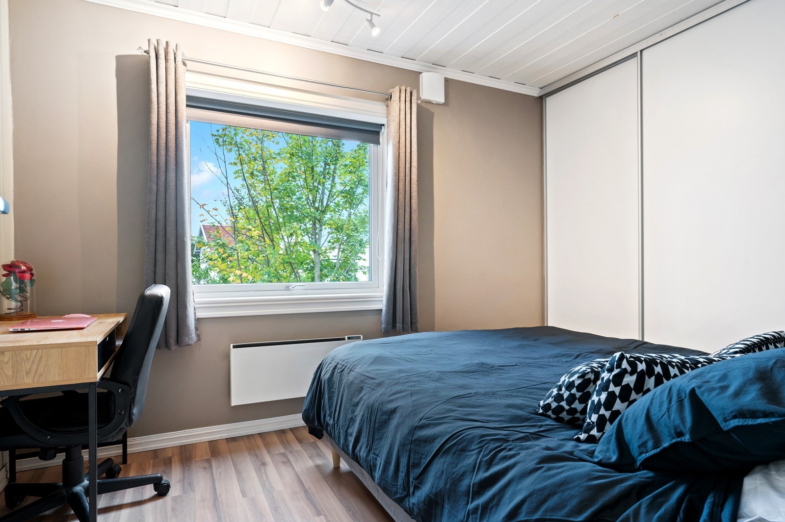 Romslig soverom med skyvedørsgarderobe som gir god oppbevaringsplass. Galleribilde