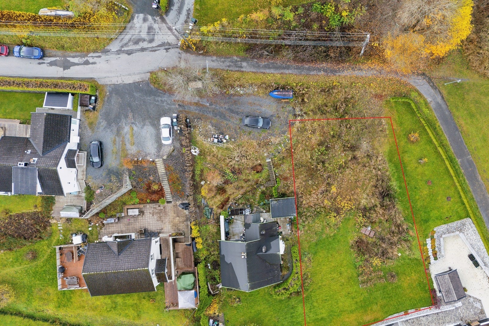 Ca. tomtegrenser. Tomten er på 879,8 kvm. Galleribilde