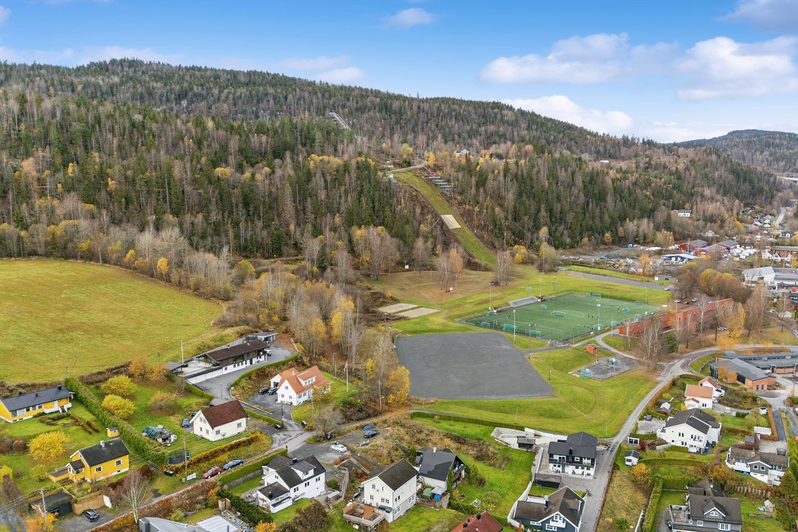 Det er bilfri gangvei til barneskolen og idrettsanlegg. Galleribilde