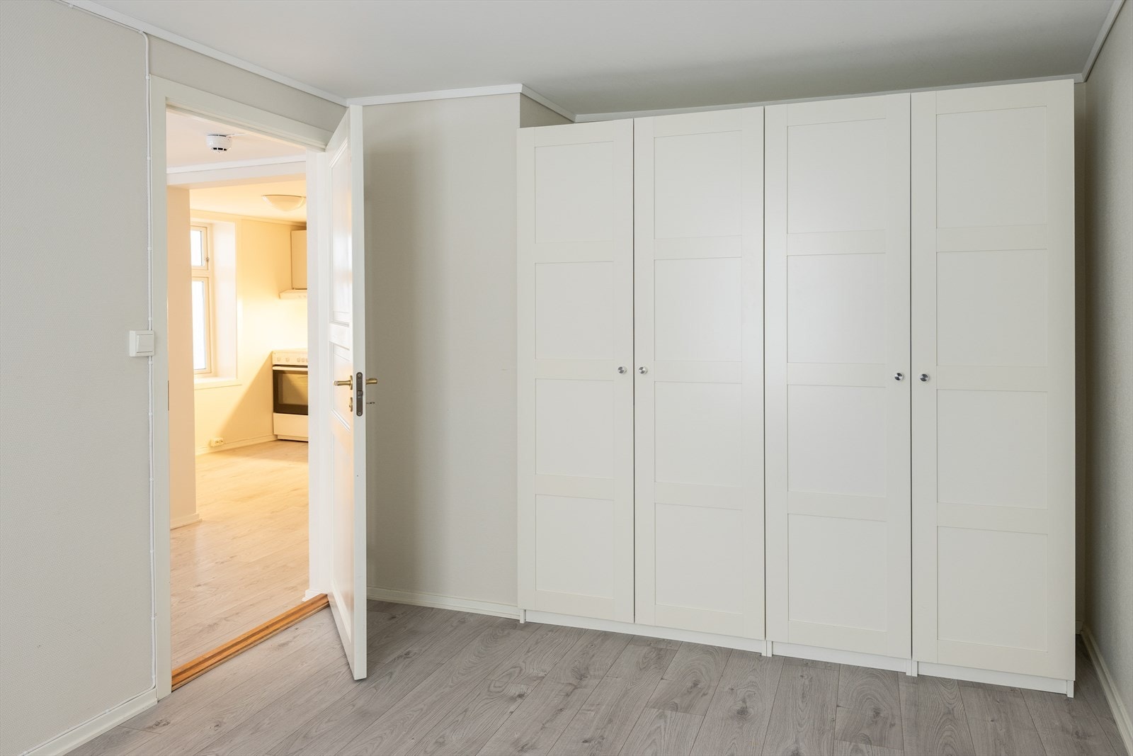 Det er rikelig med garderobeskap som medfølger handelen. Galleribilde