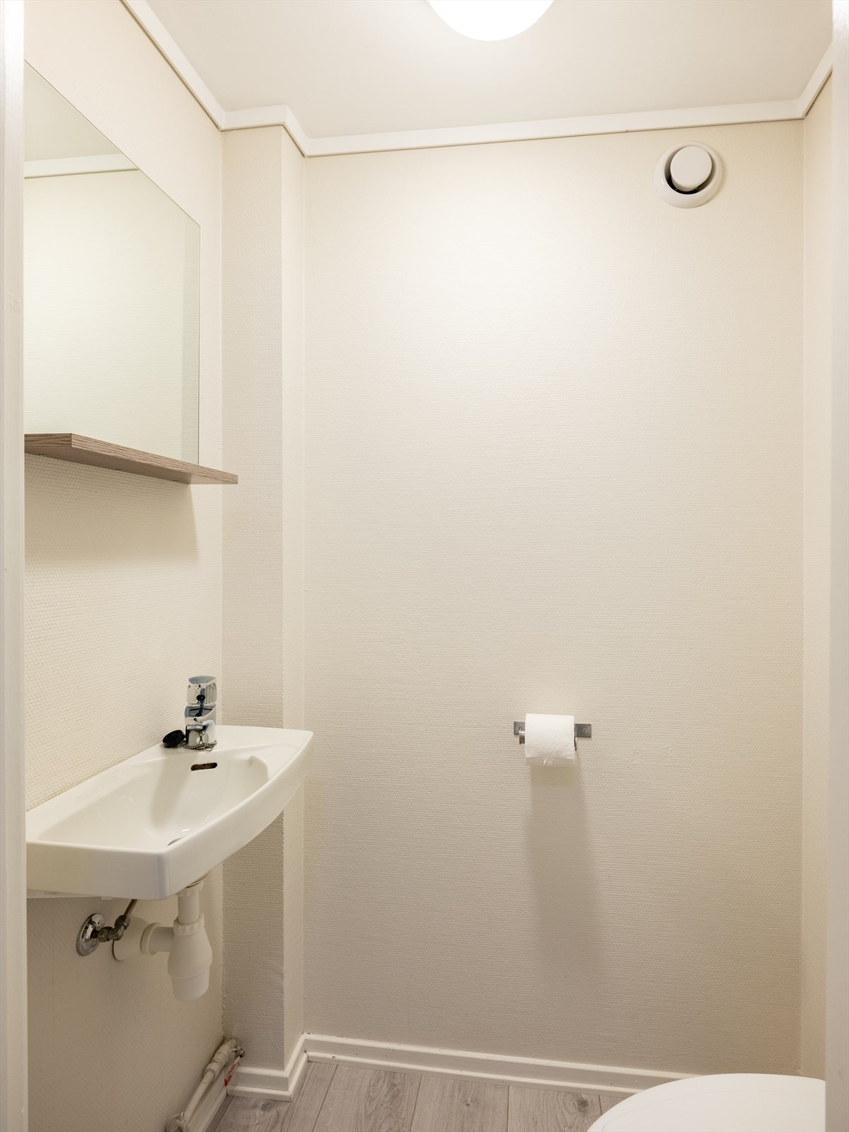 Praktisk adskilt toalettrom. Galleribilde