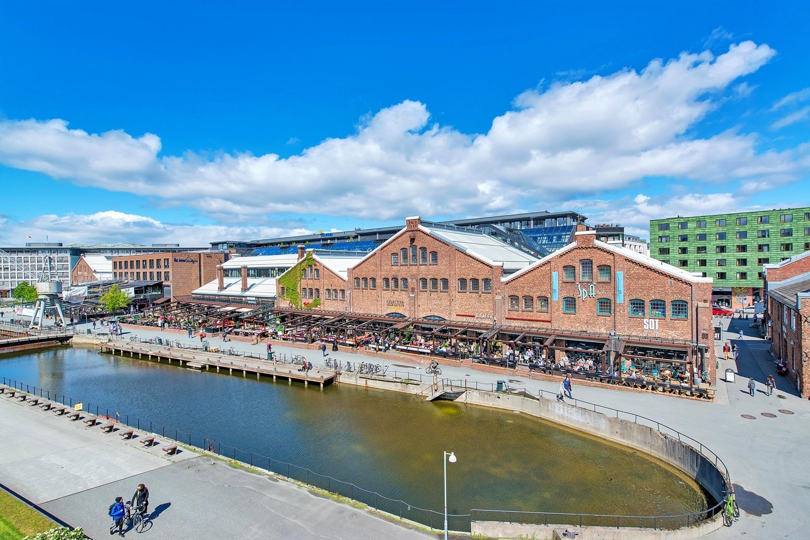 12 minutters gange fra leiligheten finner vi populære Solsiden. Her finner du kjøpesenter, restauranter, uteservering, vinmonopol og mye mer! Galleribilde