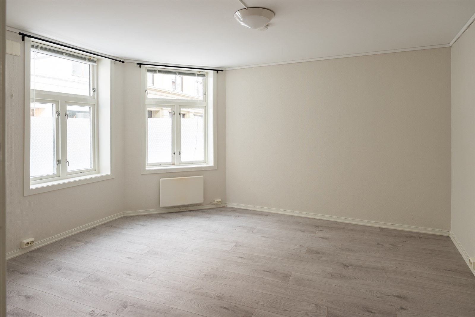 Leiligheten har svært sentral beliggenhet i Trondheim Sentrum. Her bor man skjermet i en gate med svært lite støy og gjennomgangstrafikk, samtidig med alle av byens servicetilbud i umiddelbar nærhet. Galleribilde