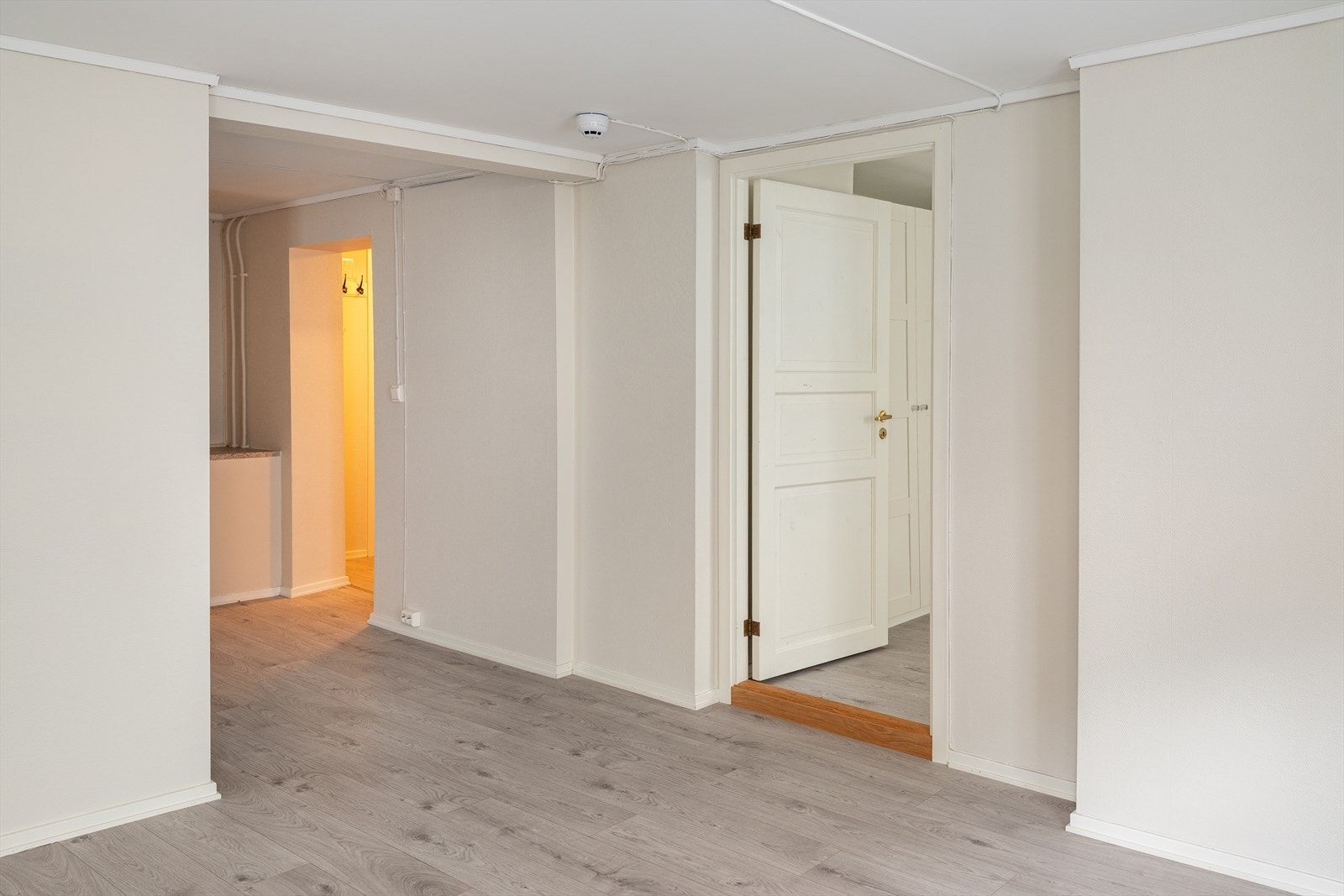 Her får du stue, kjøkken, soverom, gang, toalettrom og bad. Galleribilde