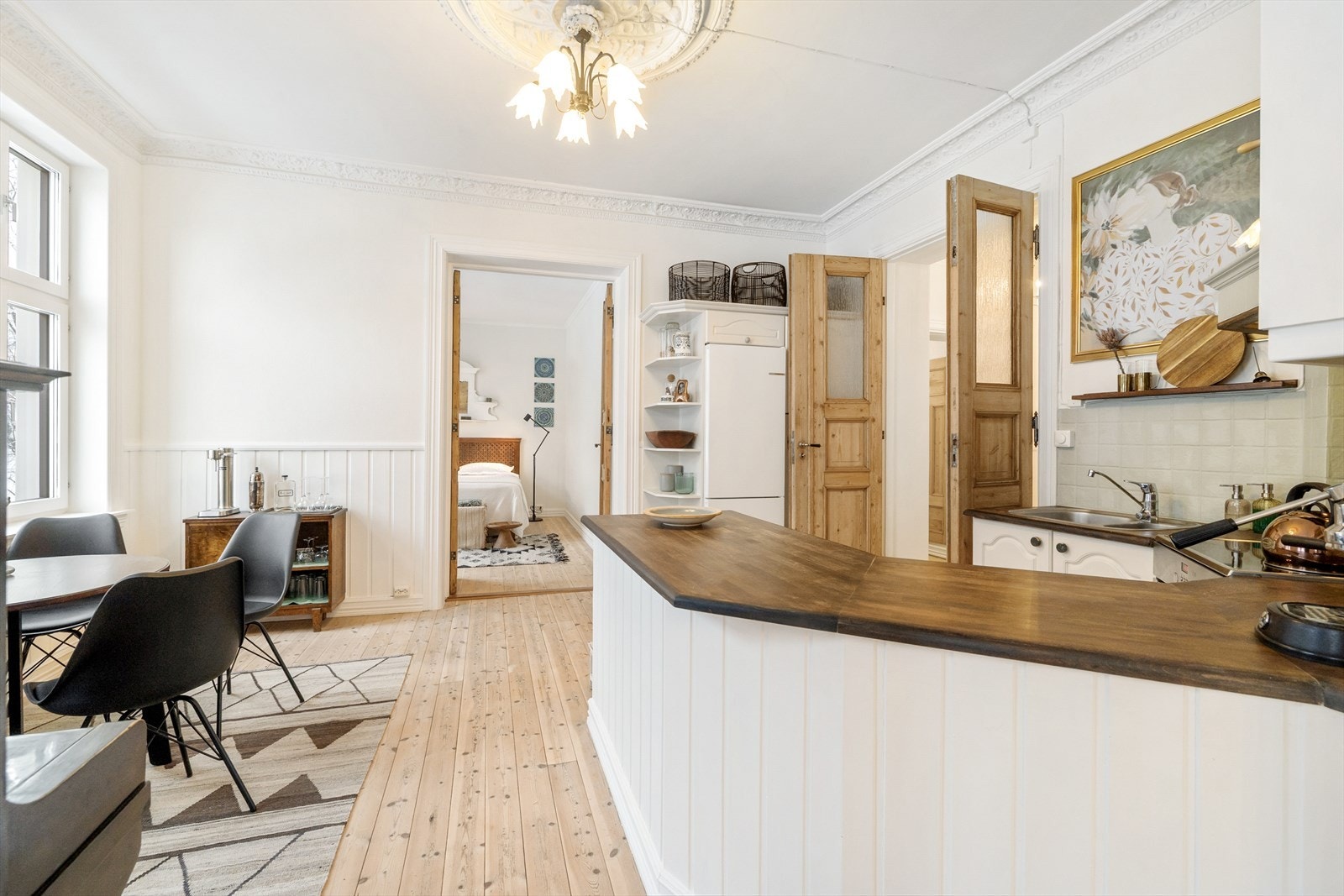 Leiligheten har en klassisk planløsning med stue, kjøkken og hovedsoverom på rad. Galleribilde