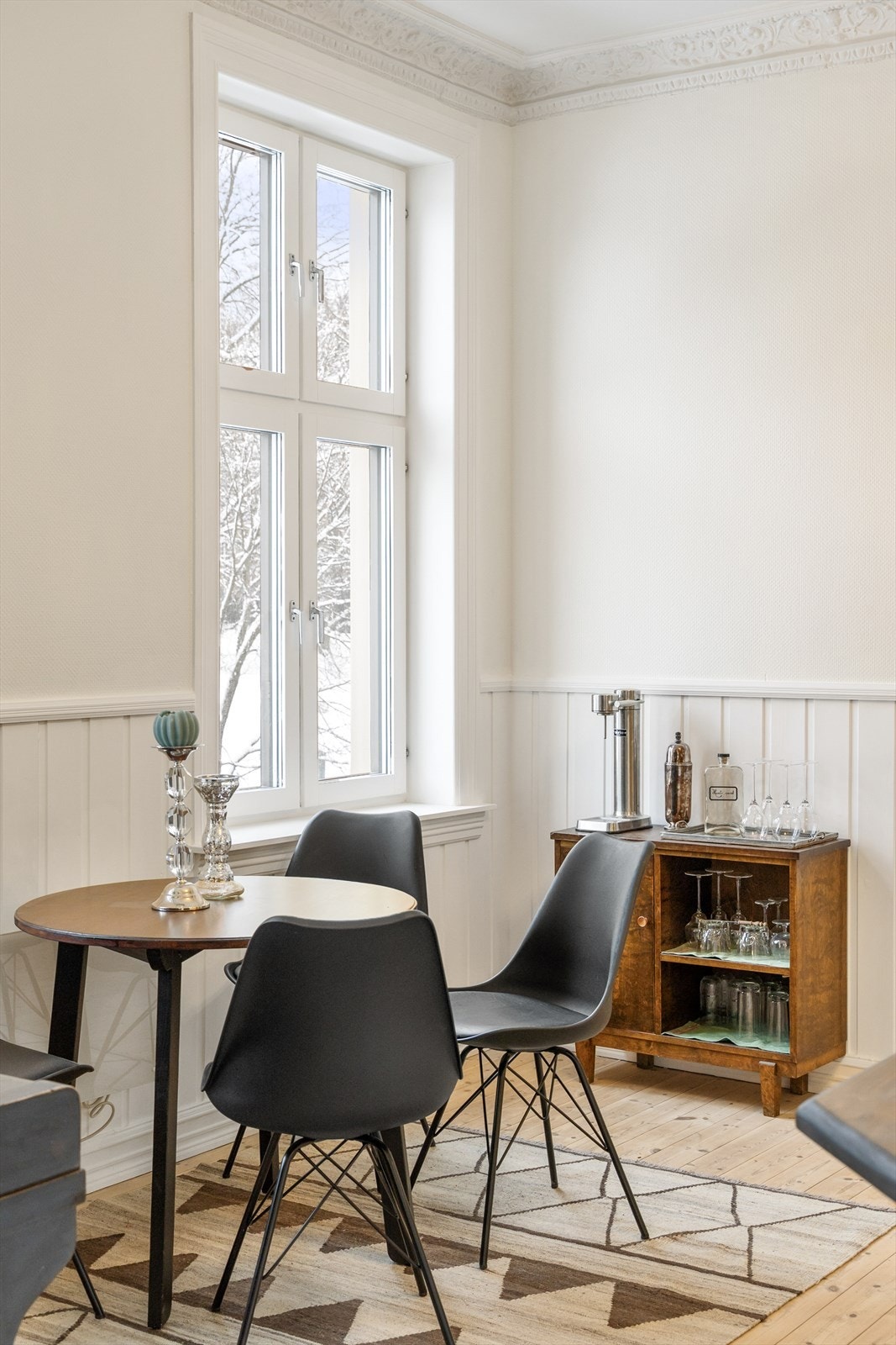 Rommet har generøs takhøyde på hele 3 meter og godt lysinnslipp via store vindusflater. Galleribilde