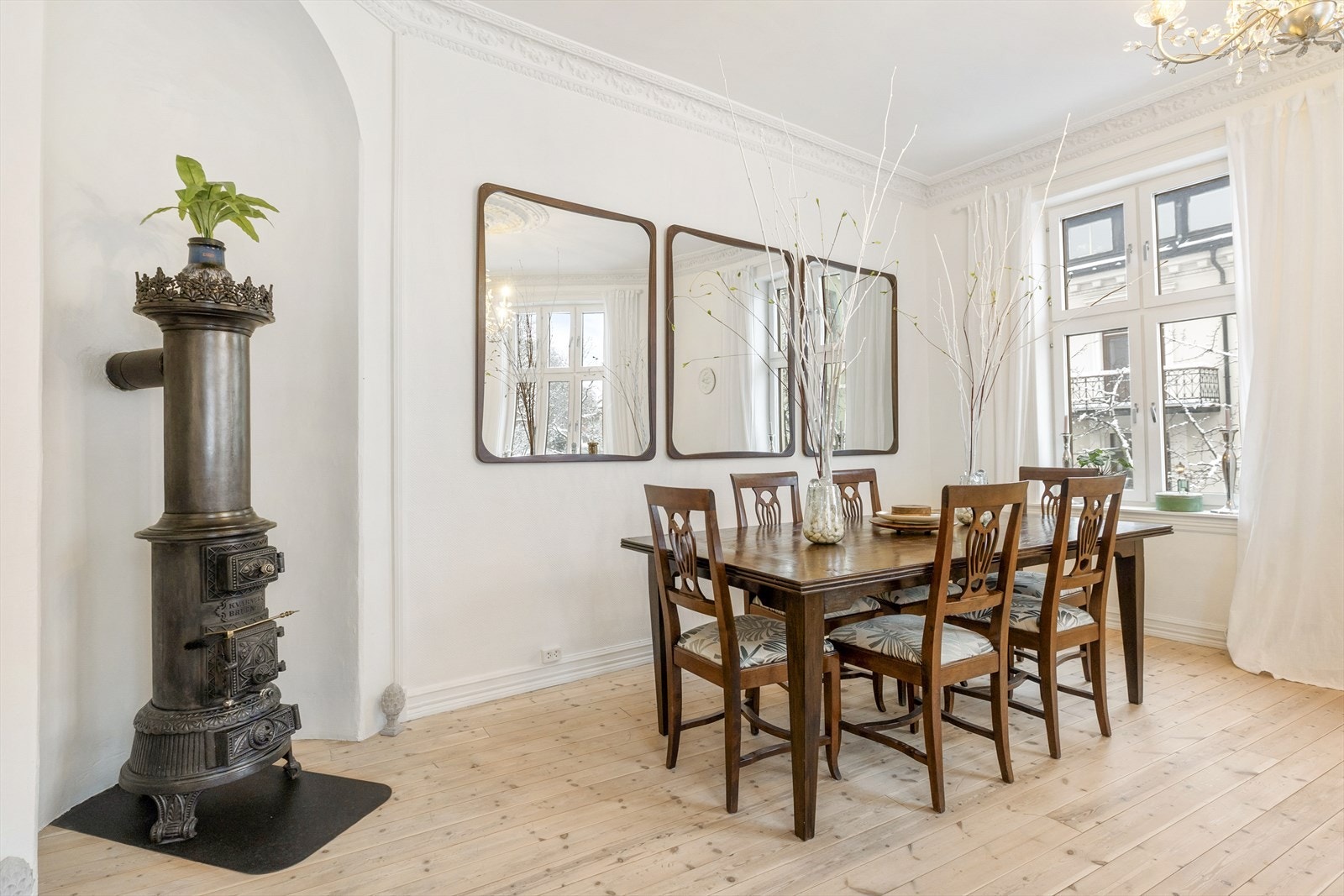 Nydelig prinsesseovnen sikrer behagelig varme, samtidig som den bidrar til hyggelig stemning på kalde høst- og vinterkvelder. Galleribilde