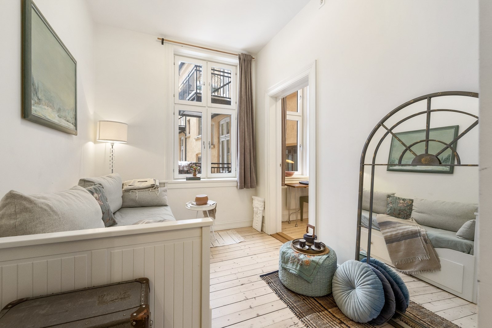 Soverom 2 har plass til seng, garderobeskap og skrivepult. Galleribilde