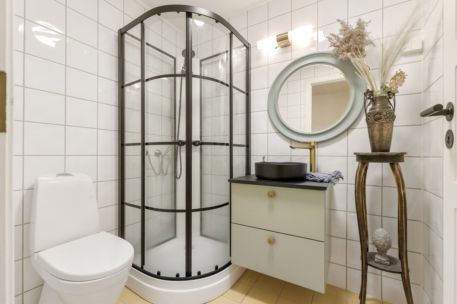 Flislagt bad med adkomst fra gangen. Galleribilde