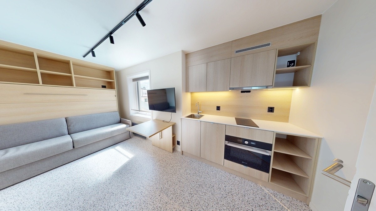 Flott kjøkkenløsning. Uttrekksbart bord. Justerbar flatskjerm Galleribilde